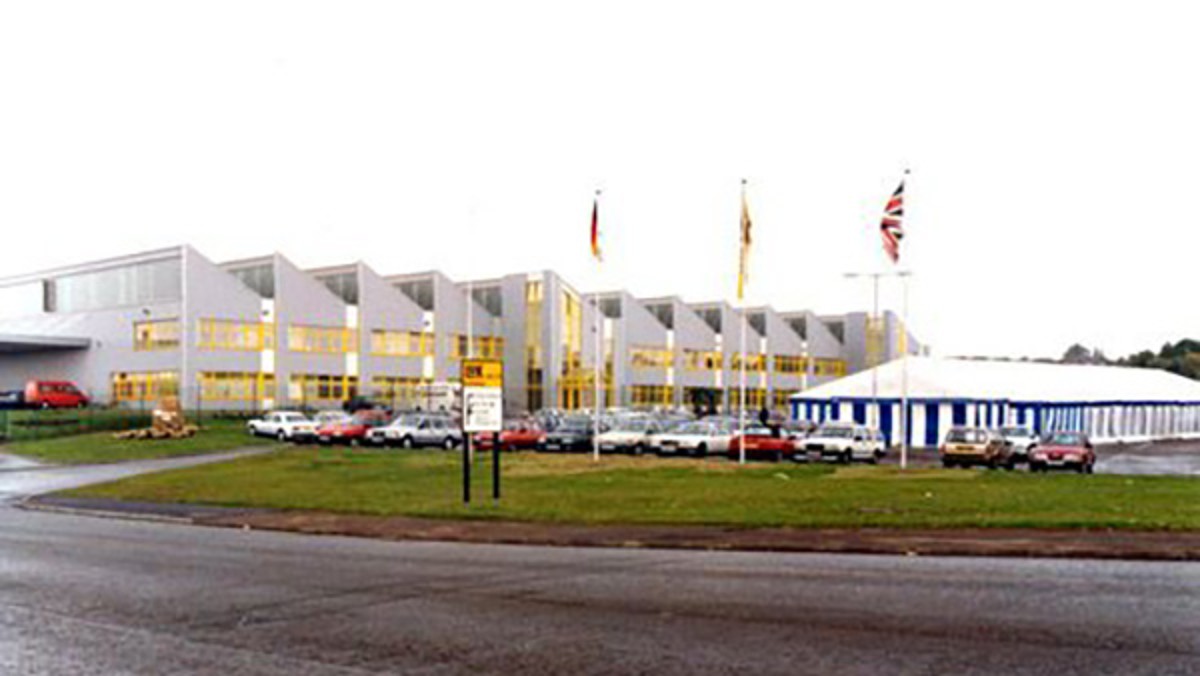 LuK (UK) Limited’s new factory in Sheffield is officially opened by the Rt. Honourable Lord Trefgarne, Minister for Trade.